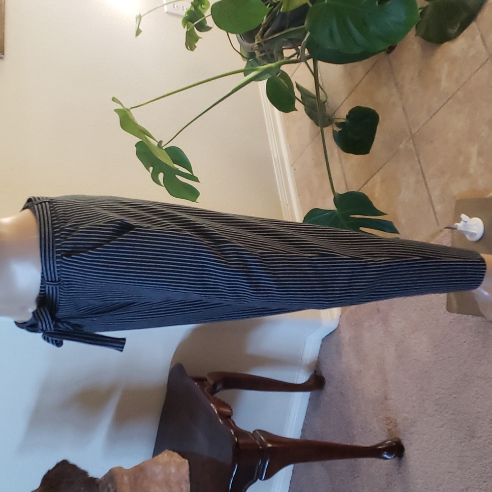 Forever 21 s microstripe stretchy comfy cropped slacks slip on - Picture 2 of 8